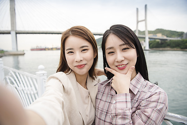 포토 JPG 주간 우먼라이프 여자 여행 서기 들기 상반신 20대 성인 야외 두명 앞모습 관광지 친구 사진촬영 봄 우정 한국인 셀프카메라 즐거움 브이 여수 국내여행 봄여행 성인여자만 거북선대교 국내포토 자연요소 라이프스타일 계절 감정 뷰포인트 관계 모션 사람 동양인 손짓 청년 촬영 다리_건축물 전라남도 여자만 성인만 파일형식