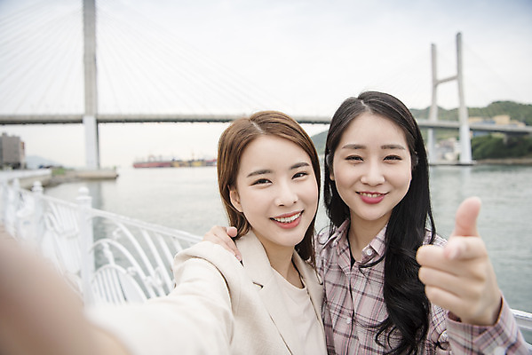 포토 JPG 주간 우먼라이프 여자 여행 서기 미소 들기 상반신 20대 성인 야외 두명 앞모습 관광지 친구 사진촬영 봄 우정 한국인 가리킴 셀프카메라 즐거움 여수 국내여행 봄여행 성인여자만 거북선대교 국내포토 자연요소 라이프스타일 계절 감정 뷰포인트 관계 모션 표정 사람 동양인 손짓 청년 촬영 다리_건축물 전라남도 여자만 성인만 파일형식