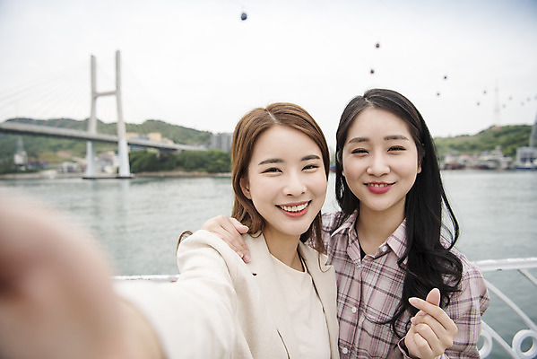 포토 JPG 주간 우먼라이프 여자 여행 서기 미소 들기 상반신 20대 성인 야외 두명 앞모습 관광지 친구 사진촬영 봄 우정 한국인 셀프카메라 즐거움 여수 손하트 국내여행 봄여행 성인여자만 거북선대교 국내포토 자연요소 라이프스타일 계절 감정 뷰포인트 관계 모션 표정 사람 동양인 손짓 청년 촬영 다리_건축물 전라남도 여자만 성인만 파일형식