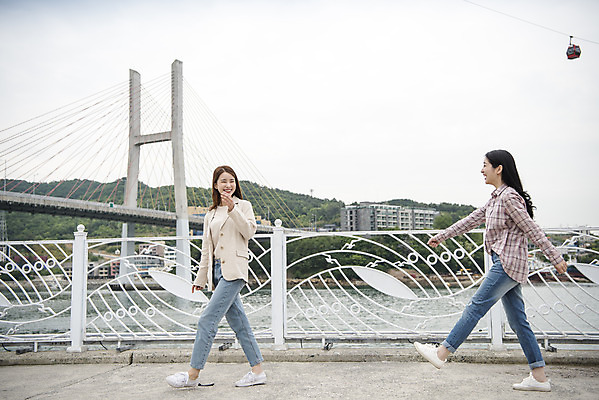포토 JPG 주간 전신 우먼라이프 여자 여행 미소 20대 성인 야외 두명 옆모습 관광지 친구 걷기 봄 우정 한국인 즐거움 여수 국내여행 봄여행 성인여자만 거북선대교 국내포토 자연요소 라이프스타일 계절 감정 뷰포인트 관계 모션 표정 사람 동양인 청년 다리_건축물 전라남도 여자만 성인만 파일형식