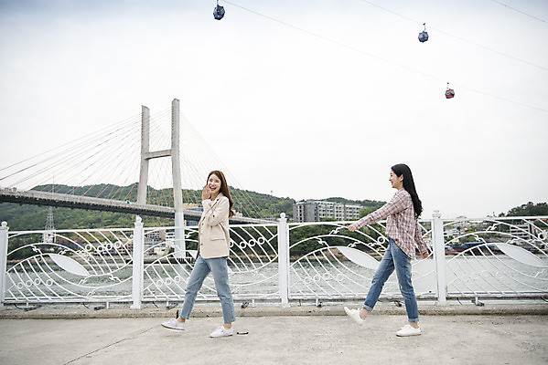 포토 JPG 주간 전신 우먼라이프 여자 여행 미소 20대 성인 야외 두명 옆모습 관광지 친구 걷기 봄 우정 한국인 즐거움 여수 국내여행 봄여행 성인여자만 거북선대교 국내포토 자연요소 라이프스타일 계절 감정 뷰포인트 관계 모션 표정 사람 동양인 청년 다리_건축물 전라남도 여자만 성인만 파일형식