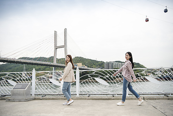 포토 JPG 주간 전신 우먼라이프 여자 여행 미소 20대 성인 야외 두명 옆모습 관광지 친구 걷기 봄 우정 한국인 즐거움 여수 국내여행 봄여행 성인여자만 거북선대교 국내포토 자연요소 라이프스타일 계절 감정 뷰포인트 관계 모션 표정 사람 동양인 청년 다리_건축물 전라남도 여자만 성인만 파일형식