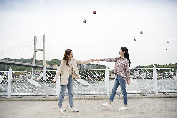 포토 JPG 주간 전신 우먼라이프 여자 여행 미소 20대 성인 야외 두명 옆모습 관광지 친구 걷기 손잡기 봄 우정 한국인 즐거움 여수 손뻗기 국내여행 봄여행 성인여자만 거북선대교 국내포토 자연요소 라이프스타일 계절 감정 뷰포인트 관계 모션 표정 사람 동양인 청년 다리_건축물 전라남도 여자만 성인만 파일형식