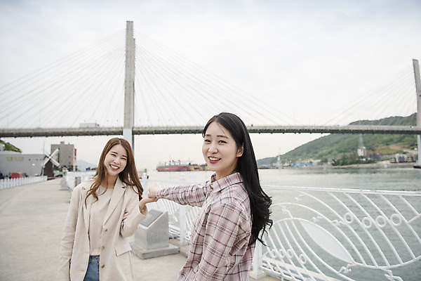 포토 JPG 주간 우먼라이프 여자 여행 서기 미소 상반신 20대 성인 야외 두명 앞모습 옆모습 관광지 친구 손잡기 봄 우정 한국인 즐거움 여수 국내여행 봄여행 성인여자만 거북선대교 국내포토 자연요소 라이프스타일 계절 감정 뷰포인트 관계 모션 표정 사람 동양인 청년 다리_건축물 전라남도 여자만 성인만 파일형식