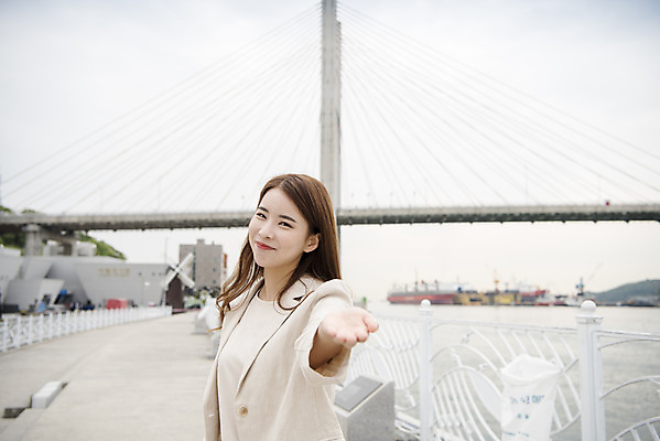 포토 JPG 주간 우먼라이프 여자 여행 한명 서기 미소 상반신 20대 성인 야외 옆모습 관광지 봄 한국인 손내밀기 즐거움 여수 국내여행 봄여행 성인여자한명만 거북선대교 국내포토 자연요소 1 라이프스타일 계절 감정 뷰포인트 모션 표정 사람 동양인 손짓 청년 다리_건축물 전라남도 여자한명만 성인여자만 파일형식