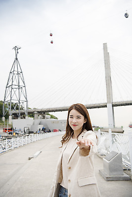 포토 JPG 주간 우먼라이프 여자 여행 한명 서기 미소 상반신 20대 성인 야외 옆모습 관광지 봄 한국인 손내밀기 즐거움 여수 국내여행 봄여행 성인여자한명만 거북선대교 국내포토 자연요소 1 라이프스타일 계절 감정 뷰포인트 모션 표정 사람 동양인 손짓 청년 다리_건축물 전라남도 여자한명만 성인여자만 파일형식