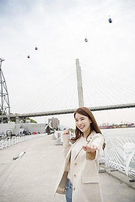 포토 JPG 주간 우먼라이프 여자 여행 한명 서기 미소 상반신 20대 성인 야외 옆모습 관광지 봄 한국인 손내밀기 즐거움 여수 국내여행 봄여행 성인여자한명만 거북선대교 국내포토 자연요소 1 라이프스타일 계절 감정 뷰포인트 모션 표정 사람 동양인 손짓 청년 다리_건축물 전라남도 여자한명만 성인여자만 파일형식