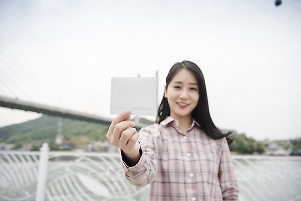 포토 JPG 주간 우먼라이프 여자 여행 한명 서기 미소 들기 상반신 20대 성인 야외 앞모습 아웃포커스 관광지 봄 한국인 즐거움 폴라로이드사진 여수 국내여행 봄여행 성인여자한명만 거북선대교 국내포토 자연요소 1 라이프스타일 계절 감정 뷰포인트 모션 촬영기법 표정 사람 동양인 청년 다리_건축물 전라남도 폴라로이드 여자한명만 성인여자만 파일형식