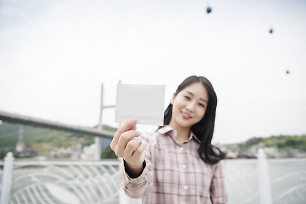 포토 JPG 주간 우먼라이프 여자 여행 한명 서기 미소 들기 상반신 20대 성인 야외 앞모습 관광지 봄 한국인 즐거움 폴라로이드사진 여수 국내여행 봄여행 성인여자한명만 거북선대교 국내포토 자연요소 1 라이프스타일 계절 감정 뷰포인트 모션 표정 사람 동양인 청년 다리_건축물 전라남도 폴라로이드 여자한명만 성인여자만 파일형식