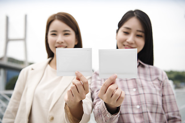 포토 JPG 주간 우먼라이프 여자 여행 서기 미소 들기 상반신 20대 성인 야외 두명 앞모습 관광지 친구 봄 우정 한국인 즐거움 폴라로이드사진 여수 국내여행 봄여행 성인여자만 거북선대교 국내포토 자연요소 라이프스타일 계절 감정 뷰포인트 관계 모션 표정 사람 동양인 청년 다리_건축물 전라남도 폴라로이드 여자만 성인만 파일형식