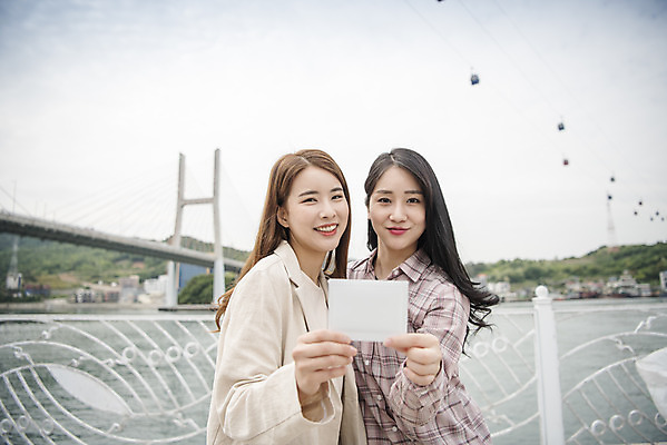 포토 JPG 주간 우먼라이프 여자 여행 서기 미소 들기 상반신 20대 성인 야외 두명 앞모습 관광지 친구 봄 우정 한국인 즐거움 폴라로이드사진 여수 국내여행 봄여행 성인여자만 거북선대교 국내포토 자연요소 라이프스타일 계절 감정 뷰포인트 관계 모션 표정 사람 동양인 청년 다리_건축물 전라남도 폴라로이드 여자만 성인만 파일형식