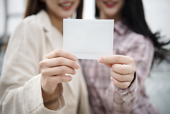 포토 JPG 주간 우먼라이프 여자 여행 서기 미소 들기 상반신 20대 성인 야외 두명 앞모습 아웃포커스 관광지 친구 봄 우정 한국인 즐거움 폴라로이드사진 여수 국내여행 봄여행 성인여자만 거북선대교 국내포토 자연요소 라이프스타일 계절 감정 뷰포인트 관계 모션 촬영기법 표정 사람 동양인 청년 다리_건축물 전라남도 폴라로이드 여자만 성인만 파일형식