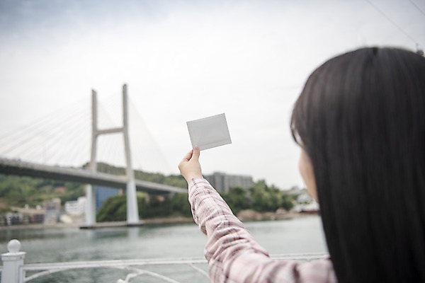 포토 JPG 주간 우먼라이프 여자 여행 한명 서기 들기 상반신 20대 성인 야외 뒷모습 아웃포커스 관광지 봄 한국인 즐거움 폴라로이드사진 여수 국내여행 봄여행 성인여자한명만 거북선대교 국내포토 자연요소 1 라이프스타일 계절 감정 뷰포인트 모션 촬영기법 사람 동양인 청년 다리_건축물 전라남도 폴라로이드 여자한명만 성인여자만 파일형식