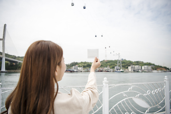 포토 JPG 주간 우먼라이프 여자 여행 한명 서기 들기 상반신 20대 성인 야외 뒷모습 관광지 봄 한국인 즐거움 폴라로이드사진 여수 국내여행 봄여행 성인여자한명만 거북선대교 국내포토 자연요소 1 라이프스타일 계절 감정 뷰포인트 모션 사람 동양인 청년 다리_건축물 전라남도 폴라로이드 여자한명만 성인여자만 파일형식