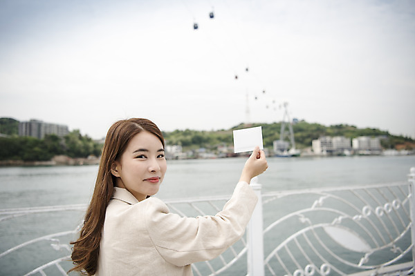 포토 JPG 주간 우먼라이프 여자 여행 한명 서기 미소 들기 상반신 20대 성인 야외 뒷모습 관광지 봄 한국인 뒤돌아보기 즐거움 폴라로이드사진 여수 국내여행 봄여행 성인여자한명만 거북선대교 국내포토 자연요소 1 라이프스타일 계절 감정 뷰포인트 모션 표정 사람 동양인 청년 다리_건축물 전라남도 폴라로이드 여자한명만 성인여자만 파일형식