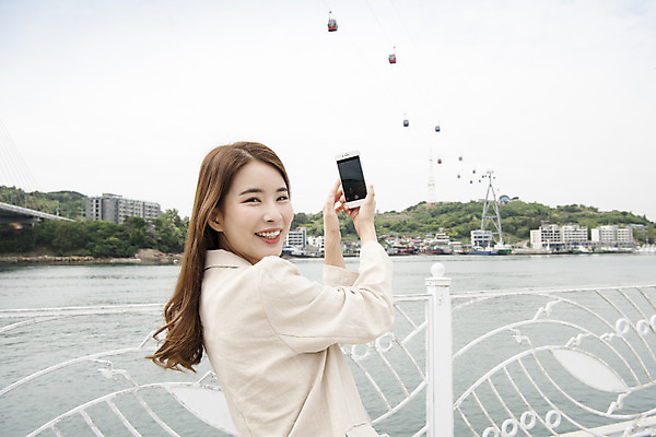 포토 JPG 주간 우먼라이프 여자 여행 한명 서기 미소 들기 상반신 20대 성인 야외 뒷모습 관광지 스마트폰 사진촬영 봄 한국인 뒤돌아보기 즐거움 여수 국내여행 봄여행 성인여자한명만 거북선대교 국내포토 자연요소 1 라이프스타일 계절 감정 뷰포인트 모션 표정 사람 동양인 청년 핸드폰 스마트기기 촬영 다리_건축물 전라남도 여자한명만 성인여자만 파일형식