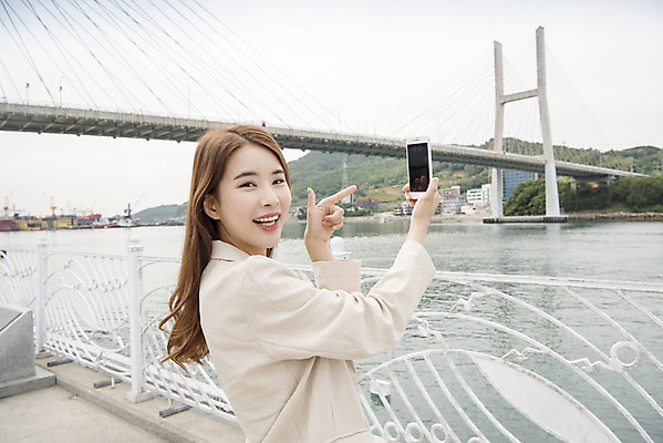 포토 JPG 주간 우먼라이프 여자 여행 한명 서기 미소 들기 상반신 20대 성인 야외 뒷모습 관광지 스마트폰 사진촬영 봄 한국인 가리킴 뒤돌아보기 즐거움 여수 국내여행 봄여행 성인여자한명만 거북선대교 국내포토 자연요소 1 라이프스타일 계절 감정 뷰포인트 모션 표정 사람 동양인 손짓 청년 핸드폰 스마트기기 촬영 다리_건축물 전라남도 여자한명만 성인여자만 파일형식