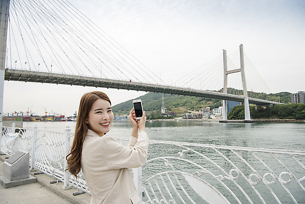 포토 JPG 주간 우먼라이프 여자 여행 한명 서기 미소 들기 상반신 20대 성인 야외 뒷모습 관광지 스마트폰 사진촬영 봄 한국인 뒤돌아보기 즐거움 여수 국내여행 봄여행 성인여자한명만 거북선대교 국내포토 자연요소 1 라이프스타일 계절 감정 뷰포인트 모션 표정 사람 동양인 청년 핸드폰 스마트기기 촬영 다리_건축물 전라남도 여자한명만 성인여자만 파일형식