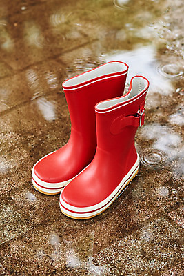 포토 JPG 주간 자연 날씨 장화 풍경 사람없음 야외 하이앵글 환경 비 웅덩이 장마 흐림 길바닥 국내포토 자연요소 뷰포인트 신발 바닥 비_날씨 생태계 파일형식