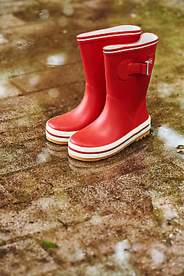 포토 JPG 주간 자연 날씨 바닥 장화 풍경 사람없음 야외 환경 비 웅덩이 장마 빗물 흐림 국내포토 자연요소 신발 비_날씨 생태계 파일형식