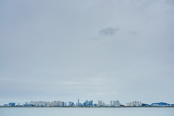 포토 JPG 주간 구름 바다 자연 하늘 날씨 풍경 빌딩 사람없음 야외 건물 환경 도시 비 장마 흐림 국내포토 자연요소 건축물 비_날씨 생태계 파일형식