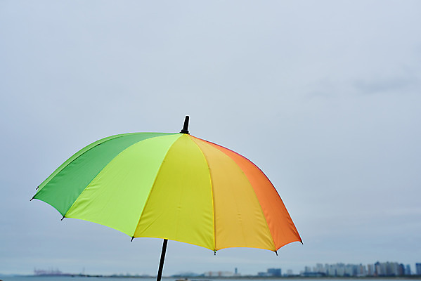 포토 JPG 주간 우산 자연 하늘 날씨 풍경 사람없음 야외 건물 컬러풀 환경 비 장마 흐림 무지개색 국내포토 자연요소 건축물 컬러 비_날씨 생태계 파일형식