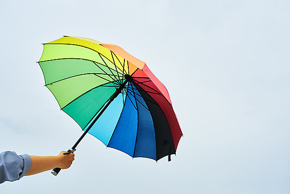 포토 JPG 주간 손 로우앵글 우산 자연 하늘 날씨 들기 풍경 야외 신체부위 컬러풀 환경 비 장마 흐림 국내포토 자연요소 뷰포인트 컬러 모션 사람 비_날씨 생태계 파일형식