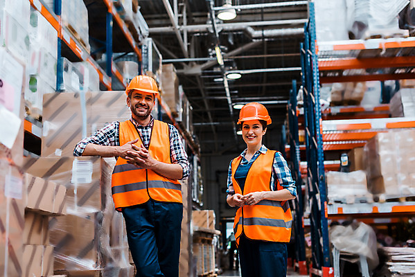 포토 JPG 서양인 응시 여자 남자 40대 중년 노동자 실내 서기 미소 사람 상반신 두명 앞모습 상자 작업 비즈니스맨 비즈니스우먼 안전모 헬멧 창고 동료 물류창고 안전조끼 우크라이나 중년만 재고 국내포토 외국인 직업 시선 유럽 뷰포인트 비즈니스 관계 모션 표정 성인 내부 직장인 상품 안전장비 보호장비 성인만 파일형식