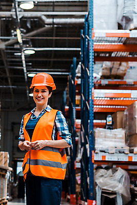 포토 JPG 서양인 여자 40대 중년 노동자 실내 한명 서기 미소 사람 상반신 앞모습 작업 비즈니스우먼 안전모 헬멧 창고 물류창고 안전조끼 우크라이나 중년여자한명만 재고 국내포토 외국인 직업 1 유럽 뷰포인트 비즈니스 모션 표정 성인 내부 직장인 상품 안전장비 보호장비 여자한명만 중년여자만 파일형식