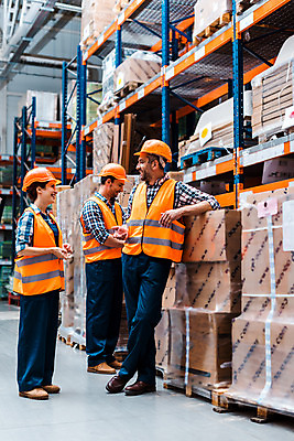 포토 JPG 전신 서양인 응시 여자 남자 40대 중년 노동자 실내 대화 서기 미소 사람 성인 옆모습 세명 30대 마주보기 기댐 작업 비즈니스맨 비즈니스우먼 안전모 헬멧 창고 동료 물류창고 안전조끼 우크라이나 재고 국내포토 외국인 직업 시선 유럽 뷰포인트 비즈니스 관계 모션 표정 말하기 내부 장년 직장인 상품 안전장비 보호장비 파일형식