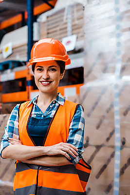 포토 JPG 서양인 응시 여자 40대 중년 노동자 실내 한명 서기 미소 사람 상반신 앞모습 팔짱 작업 비즈니스우먼 안전모 헬멧 창고 물류창고 안전조끼 우크라이나 중년여자한명만 재고 국내포토 외국인 직업 1 시선 유럽 뷰포인트 비즈니스 모션 표정 성인 내부 직장인 상품 안전장비 보호장비 여자한명만 중년여자만 파일형식