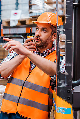 포토 JPG 서양인 외국인 응시 남자 40대 중년 노동자 실내 한명 서기 들기 사람 상반신 앞모습 가리킴 작업 비즈니스맨 지시 안전모 헬멧 창고 무전기 물류창고 안전조끼 우크라이나 중년남자한명만 국내포토 직업 1 시선 유럽 뷰포인트 비즈니스 모션 무선통신 인종 손짓 성인 내부 직장인 안전장비 보호장비 남자한명만 중년남자만 파일형식
