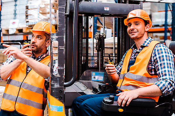 포토 JPG 서양인 외국인 응시 남자 40대 중년 노동자 실내 서기 사람 앉기 상반신 성인 두명 앞모습 옆모습 30대 가리킴 작업 비즈니스맨 지시 안전모 헬멧 창고 동료 무전기 물류창고 안전조끼 우크라이나 남자만 국내포토 직업 시선 유럽 뷰포인트 비즈니스 관계 모션 무선통신 인종 손짓 내부 장년 직장인 안전장비 보호장비 파일형식