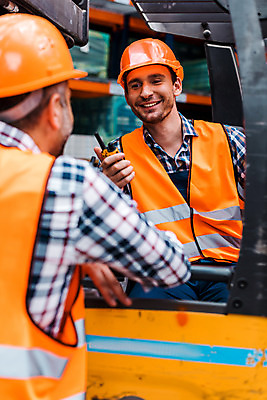 포토 JPG 서양인 외국인 응시 남자 40대 중년 노동자 실내 대화 서기 미소 사람 앉기 상반신 성인 두명 앞모습 뒷모습 30대 작업 비즈니스맨 안전모 헬멧 창고 동료 물류창고 안전조끼 우크라이나 남자만 국내포토 직업 시선 유럽 뷰포인트 비즈니스 관계 모션 표정 말하기 인종 내부 장년 직장인 안전장비 보호장비 파일형식