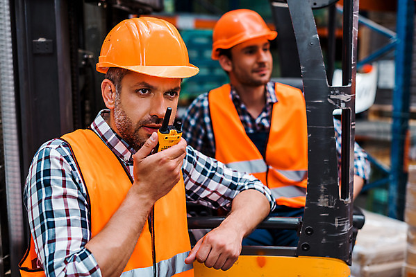 포토 JPG 서양인 외국인 응시 남자 40대 중년 노동자 실내 서기 들기 사람 앉기 상반신 성인 두명 앞모습 30대 기댐 작업 비즈니스맨 지시 안전모 헬멧 창고 동료 무전기 물류창고 안전조끼 우크라이나 남자만 국내포토 직업 시선 유럽 뷰포인트 비즈니스 관계 모션 무선통신 인종 내부 장년 직장인 안전장비 보호장비 파일형식
