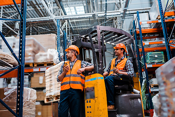 포토 JPG 전신 서양인 외국인 응시 남자 40대 중년 노동자 실내 서기 사람 앉기 성인 두명 옆모습 30대 기댐 작업 비즈니스맨 안전모 헬멧 창고 동료 무전기 물류창고 안전조끼 우크라이나 남자만 재고 국내포토 직업 시선 유럽 뷰포인트 비즈니스 관계 모션 무선통신 인종 내부 장년 직장인 상품 안전장비 보호장비 파일형식