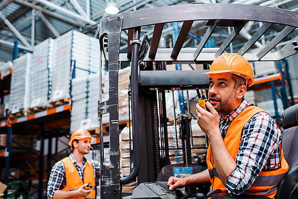 포토 JPG 서양인 외국인 응시 남자 40대 중년 노동자 실내 서기 들기 사람 앉기 상반신 성인 두명 옆모습 30대 작업 비즈니스맨 지시 안전모 헬멧 창고 동료 무전기 물류창고 안전조끼 우크라이나 남자만 재고 국내포토 직업 시선 유럽 뷰포인트 비즈니스 관계 모션 무선통신 인종 내부 장년 직장인 상품 안전장비 보호장비 파일형식