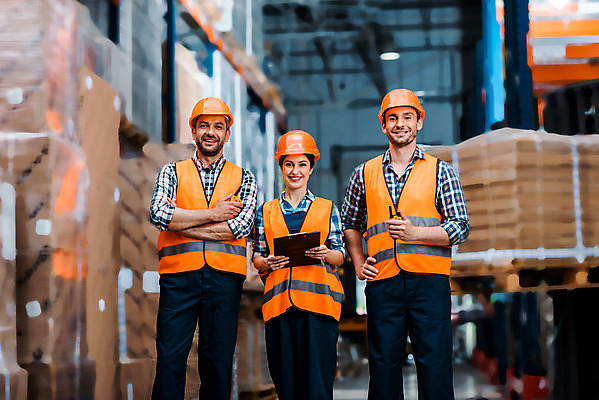 포토 JPG 서양인 응시 여자 남자 40대 중년 노동자 실내 서기 미소 사람 상반신 성인 앞모습 세명 30대 팔짱 작업 비즈니스맨 비즈니스우먼 자신감 안전모 헬멧 창고 동료 무전기 물류창고 서류파일 안전조끼 우크라이나 재고 국내포토 외국인 직업 시선 감정 유럽 뷰포인트 비즈니스 관계 모션 무선통신 표정 내부 장년 사무용품 직장인 상품 안전장비 보호장비 파일형식