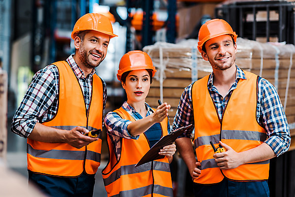 포토 JPG 서양인 응시 여자 남자 40대 중년 노동자 실내 설명 서기 미소 들기 사람 상반신 성인 앞모습 세명 30대 가리킴 작업 비즈니스맨 비즈니스우먼 안전모 헬멧 창고 동료 무전기 물류창고 서류파일 안전조끼 우크라이나 재고 국내포토 외국인 직업 시선 유럽 뷰포인트 비즈니스 관계 모션 무선통신 표정 손짓 내부 장년 사무용품 직장인 상품 안전장비 보호장비 파일형식