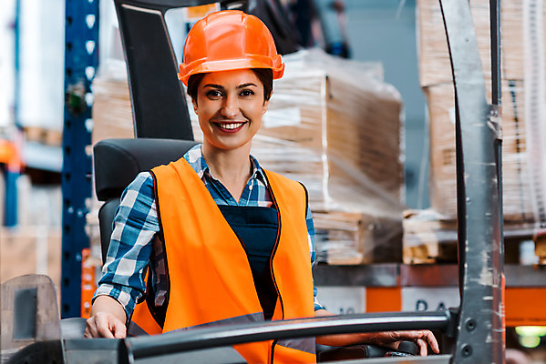 포토 JPG 서양인 응시 여자 40대 중년 노동자 실내 한명 미소 사람 앉기 상반신 앞모습 작업 비즈니스우먼 안전모 헬멧 창고 물류창고 안전조끼 우크라이나 중년여자한명만 재고 국내포토 외국인 직업 1 시선 유럽 뷰포인트 비즈니스 모션 표정 성인 내부 직장인 상품 안전장비 보호장비 여자한명만 중년여자만 파일형식