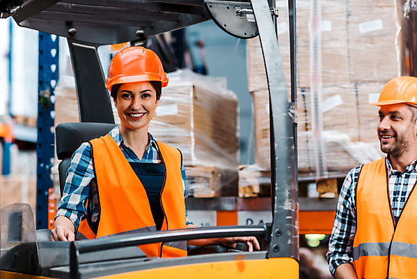 포토 JPG 서양인 응시 여자 남자 40대 중년 노동자 실내 서기 사람 앉기 상반신 두명 앞모습 옆모습 작업 비즈니스맨 비즈니스우먼 안전모 헬멧 창고 동료 물류창고 안전조끼 우크라이나 중년만 재고 국내포토 외국인 직업 시선 유럽 뷰포인트 비즈니스 관계 모션 성인 내부 직장인 상품 안전장비 보호장비 성인만 파일형식