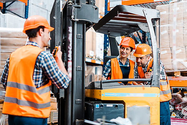 포토 JPG 서양인 응시 여자 남자 40대 중년 노동자 실내 서기 미소 들기 사람 앉기 상반신 성인 앞모습 뒷모습 세명 30대 작업 비즈니스맨 비즈니스우먼 안전모 헬멧 창고 동료 무전기 물류창고 안전조끼 우크라이나 재고 국내포토 외국인 직업 시선 유럽 뷰포인트 비즈니스 관계 모션 무선통신 표정 내부 장년 직장인 상품 안전장비 보호장비 파일형식