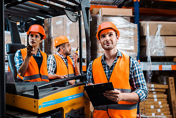 포토 JPG 서양인 응시 여자 남자 40대 중년 노동자 실내 서기 미소 들기 사람 앉기 상반신 성인 앞모습 옆모습 세명 30대 작업 비즈니스맨 비즈니스우먼 안전모 헬멧 창고 동료 무전기 물류창고 서류파일 안전조끼 우크라이나 재고 국내포토 외국인 직업 시선 유럽 뷰포인트 비즈니스 관계 모션 무선통신 표정 내부 장년 사무용품 직장인 상품 안전장비 보호장비 파일형식