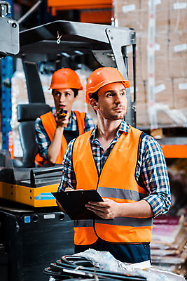 포토 JPG 서양인 외국인 응시 여자 남자 40대 중년 노동자 실내 서기 들기 사람 앉기 상반신 성인 두명 앞모습 옆모습 30대 작업 비즈니스맨 비즈니스우먼 안전모 헬멧 창고 동료 무전기 물류창고 서류파일 안전조끼 우크라이나 성인만 재고 국내포토 직업 시선 유럽 뷰포인트 비즈니스 관계 모션 무선통신 인종 내부 장년 사무용품 직장인 상품 안전장비 보호장비 파일형식