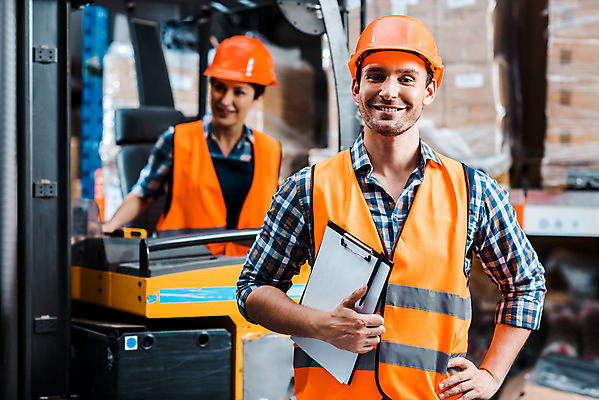포토 JPG 서양인 외국인 응시 여자 남자 40대 중년 허리손 노동자 실내 서기 미소 들기 사람 앉기 상반신 성인 두명 앞모습 30대 작업 비즈니스맨 비즈니스우먼 안전모 헬멧 창고 동료 물류창고 서류파일 안전조끼 우크라이나 성인만 재고 국내포토 직업 시선 유럽 뷰포인트 포즈 비즈니스 관계 모션 표정 인종 내부 장년 사무용품 직장인 상품 안전장비 보호장비 파일형식