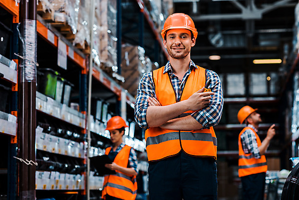 포토 JPG 서양인 응시 여자 남자 40대 중년 노동자 실내 서기 미소 들기 사람 상반신 성인 앞모습 옆모습 세명 30대 팔짱 작업 비즈니스맨 비즈니스우먼 안전모 헬멧 창고 동료 무전기 물류창고 서류파일 안전조끼 우크라이나 재고 국내포토 외국인 직업 시선 유럽 뷰포인트 비즈니스 관계 모션 무선통신 표정 내부 장년 사무용품 직장인 상품 안전장비 보호장비 파일형식