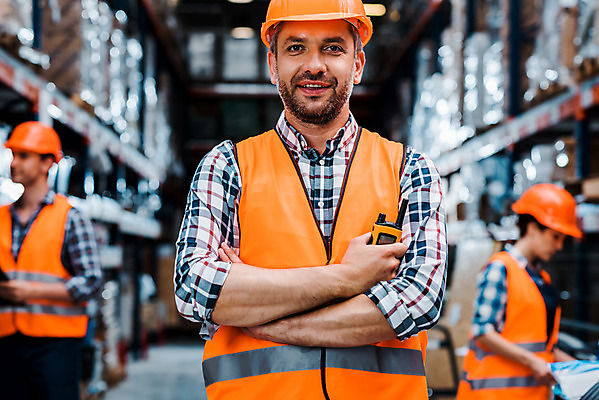 포토 JPG 서양인 응시 여자 남자 40대 중년 노동자 실내 서기 미소 들기 사람 상반신 성인 앞모습 옆모습 세명 30대 팔짱 작업 비즈니스맨 비즈니스우먼 안전모 헬멧 창고 동료 무전기 물류창고 서류파일 안전조끼 우크라이나 국내포토 외국인 직업 시선 유럽 뷰포인트 비즈니스 관계 모션 무선통신 표정 내부 장년 사무용품 직장인 안전장비 보호장비 파일형식