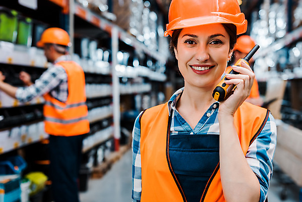 포토 JPG 서양인 응시 여자 남자 40대 중년 노동자 실내 말하기 서기 미소 들기 사람 상반신 성인 앞모습 옆모습 세명 30대 작업 비즈니스맨 비즈니스우먼 안전모 헬멧 창고 동료 무전기 물류창고 안전조끼 우크라이나 재고 국내포토 외국인 직업 시선 유럽 뷰포인트 비즈니스 관계 모션 무선통신 표정 내부 장년 직장인 상품 안전장비 보호장비 파일형식