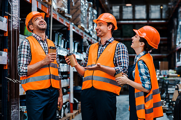 포토 JPG 서양인 응시 여자 남자 커피 40대 중년 노동자 실내 서기 미소 들기 사람 손짓 상반신 성인 앞모습 옆모습 세명 30대 마시기 작업 비즈니스맨 비즈니스우먼 안전모 헬멧 창고 동료 무전기 물류창고 안전조끼 우크라이나 재고 국내포토 외국인 직업 시선 유럽 음료 뷰포인트 비즈니스 관계 모션 무선통신 표정 내부 장년 직장인 상품 안전장비 보호장비 파일형식