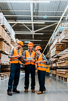 포토 JPG 전신 서양인 응시 여자 남자 40대 중년 노동자 실내 서기 미소 들기 사람 성인 앞모습 세명 30대 태블릿 다이어리 작업 비즈니스맨 비즈니스우먼 안전모 헬멧 창고 동료 무전기 물류창고 안전조끼 우크라이나 재고 국내포토 외국인 직업 시선 유럽 뷰포인트 비즈니스 관계 모션 무선통신 표정 내부 장년 전자제품 스마트기기 사무용품 직장인 상품 안전장비 보호장비 파일형식